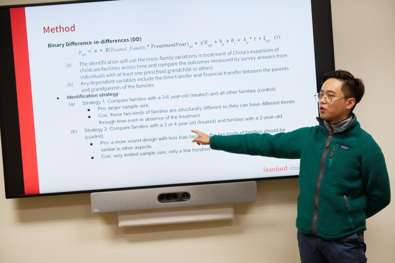 Master's student Zerui Tian presents his research. (Photo: Ryan Zhang)