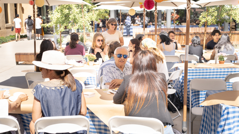 Faculty, students, and staff mingled at the GSE community picnic that welcomed them to the new quarter and celebrated the opening of the school buildings. (Photo: Joleen Richards)