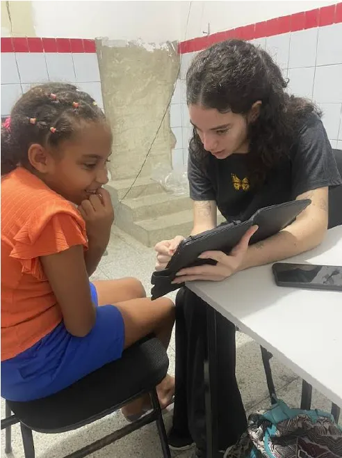 Marta Vitória,  an enumerator for the state of Sergipe, with a student she is surveying