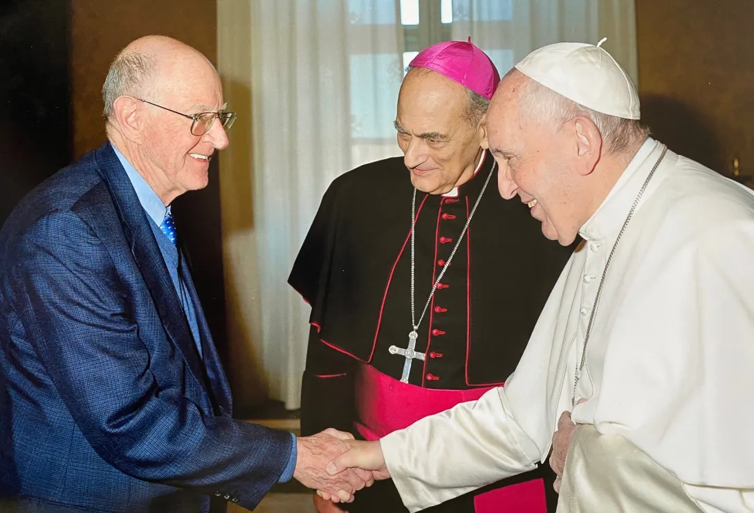 Photo of Bill Damon shaking hands with the pope